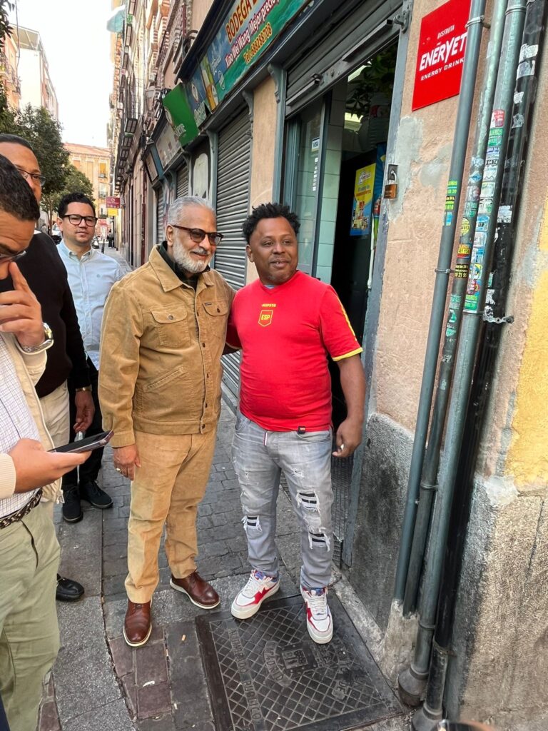 El Cónsul   en Madrid visita los comercios dominicanos en Cuatro Caminos