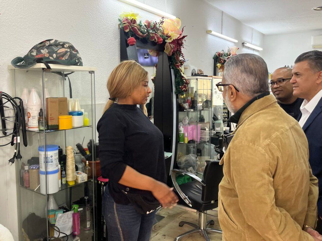 El Cónsul en Madrid visita los comercios dominicanos en Cuatro Caminos