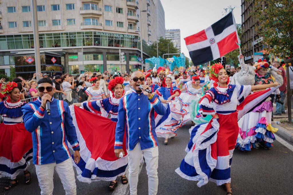 Carnaval dominicano llena de cultura y alegría la Gran Vía de Madrid - 